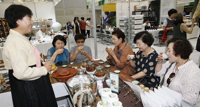 지난해 열린 보성 세계차(茶)박람회에 참여한 관람객들이 다양한 차 맛을 보고 있다. 보성군 제공