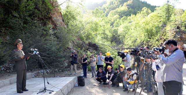 24일 핵무기연구소 부소장이 핵시험장 2호, 3호, 4호 갱도 폐기 의식을 마친 뒤 성명서를 발표하고 있다. 사진공동취재단