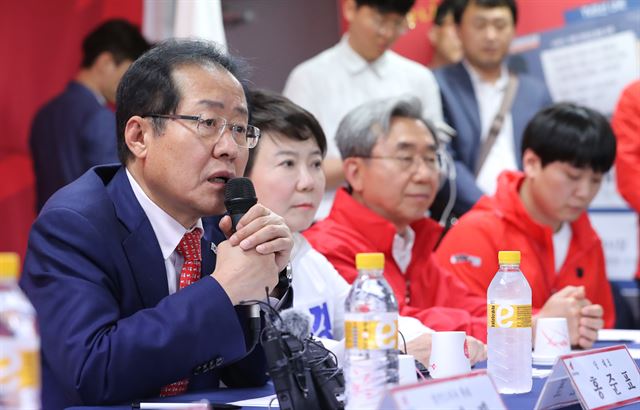 자유한국당 홍준표 대표가 25일 오후 경기도 수원 정미경 수원시장 후보 사무실에서 열린 '경기도 현장 선거대책위원회 회의'에 참석해 인사말 하고 있다. 연합뉴스