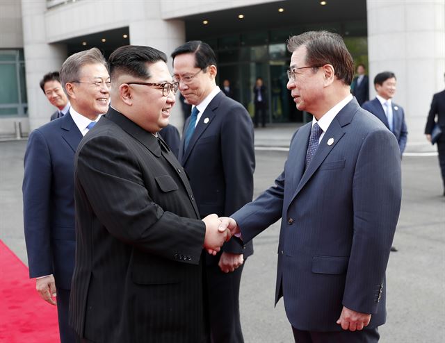 4월 27일 판문점에서 열린 남북 정상회담에서 문재인 대통령의 소개로 김정은 북한 국무위원장이 서훈 국가정보원장과 악수하고 있다. 판문점=고영권 기자