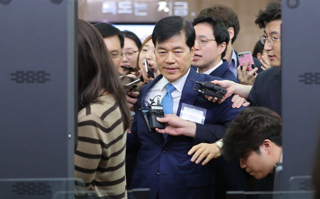 김태한 삼성바이오로직스 대표이사가 25일 정부서울청사에서 열린 2차 회계감리위원회 회의에 출석하기에 앞서 취재진의 질문을 받고 있다. 연합뉴스