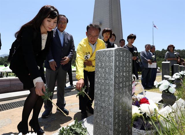 국내에 '미투' 운동을 촉발한 서지현 창원지방검찰청 통영지청 검사가 26일 광주 북구 운정동 5·18국립묘지에서 들불상을 받은 뒤 윤상원 열사 묘소에 헌화하고 있다. 연합뉴스