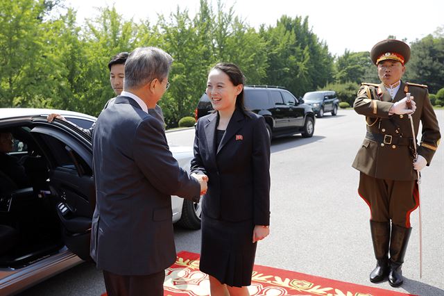 문재인 대통령과 북한 김정은 국무위원장의 동생 김여정 노동당 중앙위원회 제1부부장이 26일 오후 판문점 북측 통일각에서 만나 악수하고 있다. 청와대 제공