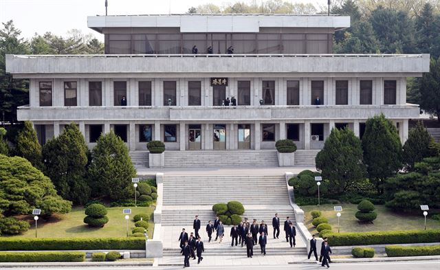 남북정상회담이 열린 지난달 27일 북한 김정은 국무위원장이 판문점 북측 통일각 계단을 내려 오고 있다. 판문점=고영권기자