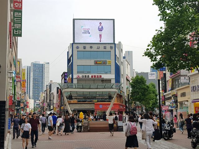 25일 낮 대구 중구 동성로 중심가가 젊은이들로 붐비고 있다. 대구=강유빈 기자