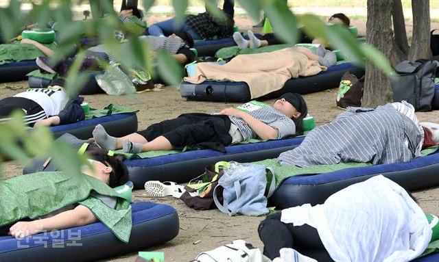 27일 서울 성동구 서울숲에서 50명의 청춘남녀가 참가하는 '2018 우푸푸 숲속 꿀잠 대회'가 열려 참가자들이 잠을 자고 있다. 이번 대회는 유한킴벌리가 취업과 학업, 아르바이트 등 잠 잘 시간이 부족한 청춘들을 위해 달콤한 잠을 통해 힐링하는 여유를 가져보자는 취지로 진행됐다. 홍인기 기자