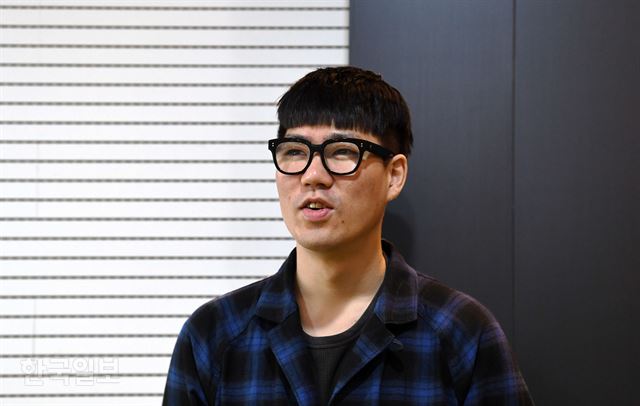 윤석철의 손은 늘 흑과 백의 피아노 건반 위에 놓여 있다. 그의 음악에 경계는 없다. 재즈 피아니스인 윤석철은 자이언티 등 대중 가수와 적극적으로 협업하며 음악의 보폭을 넓힌다. 홍인기 기자