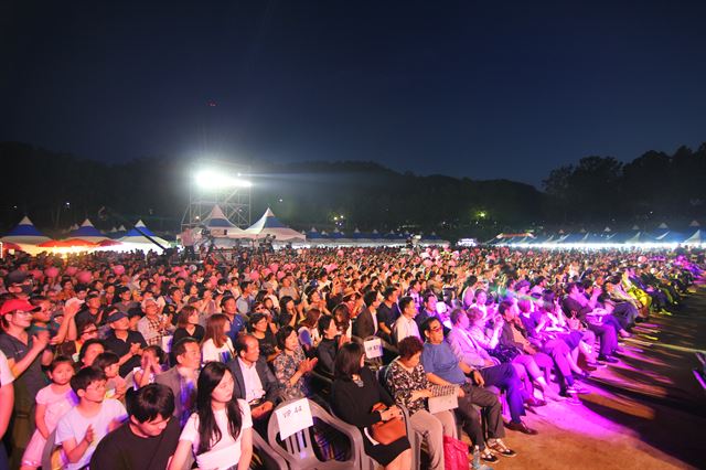 26일 대구 달서구 두류운동장에서 시민들이 2018 내고장사랑대축제의 하나인 미스 대구 선발대회를 구경하고 있다. 대구=김민규기자 whitekmg@hankookilbo.com