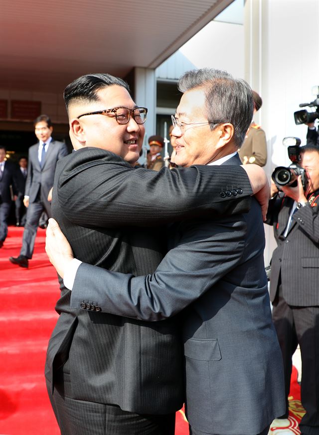 문재인 대통령과 김정은 북 국무위원장이 26일 오후 판문점 북측 통일각에서 정상회담 마친 후 헤어지며 포옹하고 있다. 청와대 제공