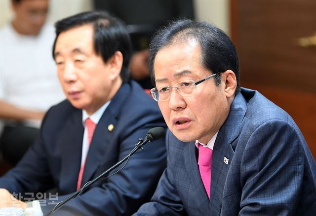 홍준표 자유한국당 대표가 27일 오후 서울 여의도 자유한국당 당사에서 열린 기자간담회에 취재진의 질문에 답변하고 있다. 홍인기 기자