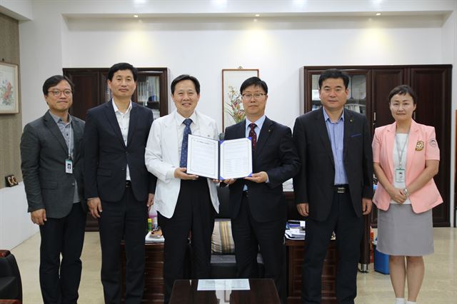 이윤식(왼쪽 3번째) 경북안동의료원과 지역 농ㆍ축협 관계자들이 업무협약을 체결하고 포즈를 취하고 있다. 안동의료원 제공