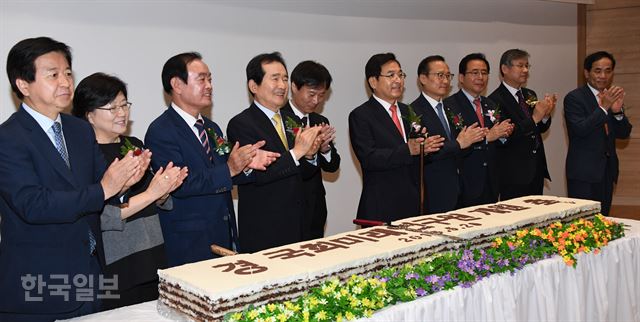 '국회미래연구원 개원식' 행사에서 정세균 국회의장과 박진 국회 미래연구원장 등이 축하 떡 케이크 절단을 마치며 박수치고 있다. 오대근기자 inliner@hankookilbo.com