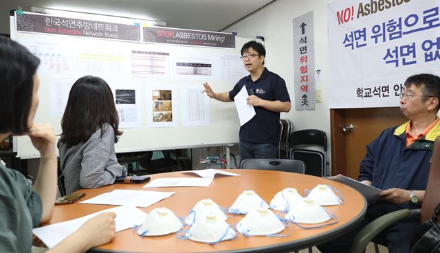 환경보건시민센터와 전국학교석면학부모넷, 한국석면추방네트워크 회원들이 24일 서울 종로구 환경보건시민센터 사무실에서 서울 난곡초에서 검출된 석면 분석 결과를 설명하고, 오는 여름방학 기간 석면철거 예정인 서울지역 초중고교 명단을 발표하고 있다. 연합뉴스