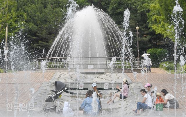 서울지역 낮 최고기온이 29도까지 오르는 등 초여름 날씨를 보인 28일 동작구 보라매분수를 찾은 어린이들이 물놀이를 즐기고 있다. 서재훈 기자