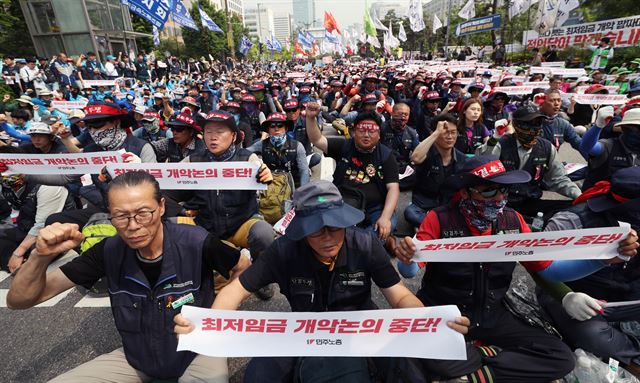 28일 서울 여의도 국회 앞에서 열린 '최저임금 개악저지 민주노총 수도권 총파업대회'에서 참가자들이 구호를 외치고 있다. 연합뉴스