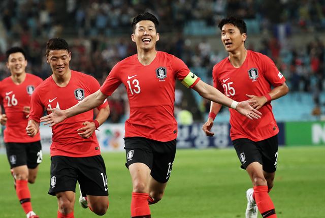 축구대표팀 손흥민이 28일 오후 대구 수성구 대구스타디움에서 열린 온두라스의 경기에서 선제골을 터트린 뒤 환호하고 있다. 대구=뉴스1