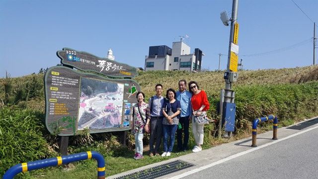 일본 여행관련 언론인 등이 지난 26일 경북 울진군 죽변면 드라마 촬영지 등을 둘러보고 있다. 울진군 제공