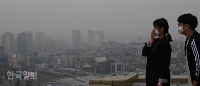 서울시는 다음달부터 서울형 미세먼지 비상저감 조치가 발령되면 2005년 12월 31일 이전 등록된 경유차의 운행을 제한한다고 밝혔다. 한국일보 자료사진