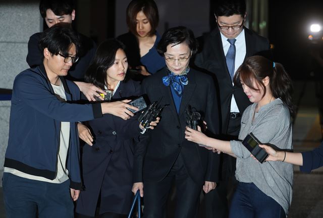 직원들에게 폭언을 퍼붓고 손찌검한 의혹이 제기된 한진그룹 조양호 회장의 아내 이명희 일우재단 이사장이 29일 서울 종로구 서울경찰청에서 조사를 마친 뒤 귀가하고 있다. 연합뉴스