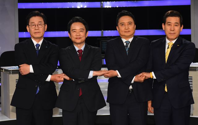 29일 오후 서울 여의도 KBS에서 열린 '2018 지방선거 경기도지사 후보 토론회'에서 후보들이 토론회 시작에 앞서 기념촬영을 하고 있다. 왼쪽부터 더불어민주당 이재명, 자유한국당 남경필, 바른미래당 김영환, 정의당 이홍우 후보. KBS 선거방송준칙에 따라 국회 원내 5석이 되지 않는 민중당 홍성규 후보는 초청대상에서 제외됐다. 사진공동취재단