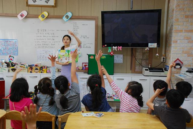 경북 영주시 풍기초등학교의 돌봄교실에서 유운비 강사가 아이들에게 중국어를 가르치고 있다.