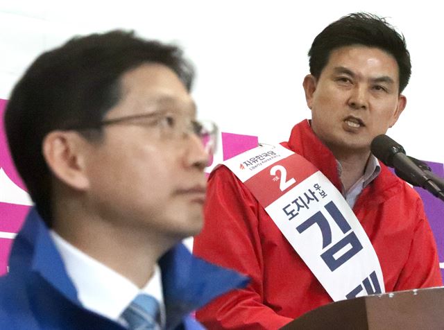 자유한국당 김태호 경남도지사 후보(오른쪽)가 25일 오후 경남 창원시 의창구 창원실내체육관에서 경남도선거관리위원회 주관으로 열린 매니페스토 실천 협약식에 공정선거를 다짐하고 있다. 연합뉴스