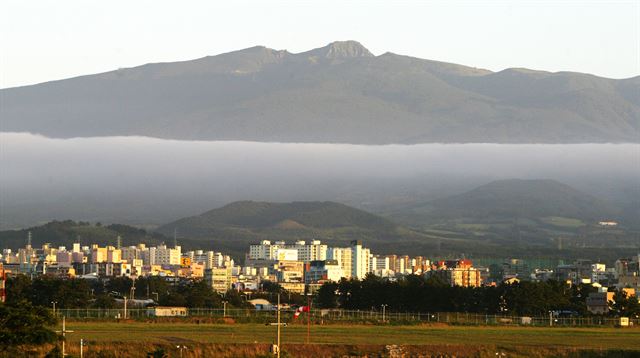 정뜨르비행장으로 불리던 제주국제공항. 발을 딛는 순간부터 제주의 아픔을 밟게 된다.