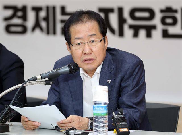 자유한국당 홍준표 대표가 30일 오전 충청남도 천안시 충남도당에서 열린 충남 현장 선거대책위 회의에서 발언하고 있다. 연합뉴스