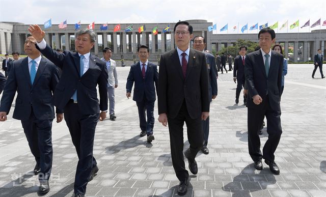 용산구 전쟁기념관에서 열린 평화광장 재개장식에서 송영무 국방장관 등 참석 내빈들이 재개장한 광장을 둘러본 뒤 행사장을 떠나고 있다. 서재훈 기자 spring@hankookilbo.com