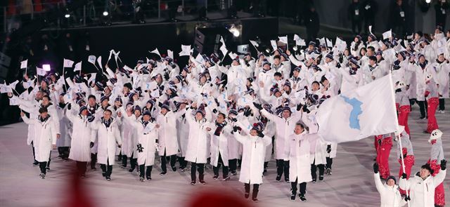 2018 평창동계올림픽 개막식이 열린 2월 9일 강원 평창군 올림픽스타디움에서 남북 선수단이 공동 입장하고 있다. 한국일보 자료사진