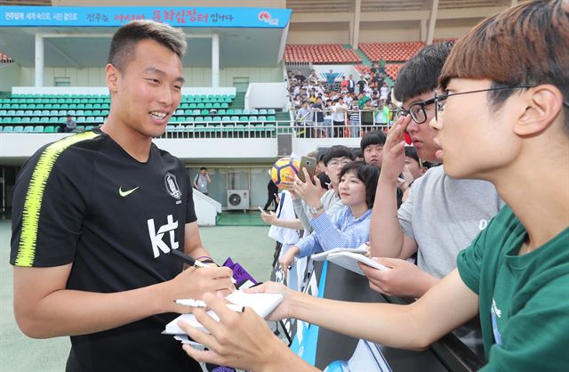 2018 러시아월드컵에 출전하는 대한민국 축구 국가대표팀 김신욱(왼쪽)이 30일 오후 전주종합경기장에서 팬들에게 사인을 해주고 있다. 전주=연합뉴스