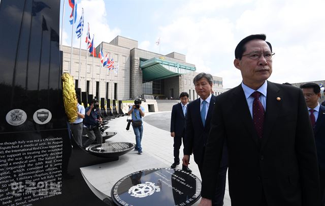 전쟁과 평화호국 보훈의 달을 앞두고 30일 서울 용산구 전쟁기념관에서 열린 평화광장 재개장식에서 송영무 국방장관 등 참석 내빈들이 재개장한 광장을 둘러보고 있다. 서재훈 기자