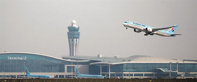 인천국제공항 제2여객터미널에서 대한항공 항공기가 이륙하고 있다. 연합뉴스