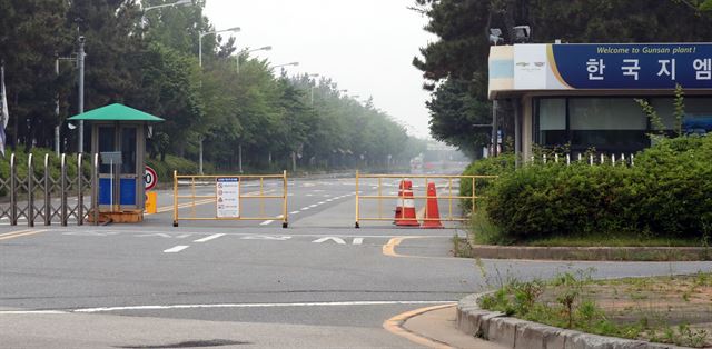 전북 군산시 오식도동 한국GM 군산공장 정문 앞. 연합뉴스