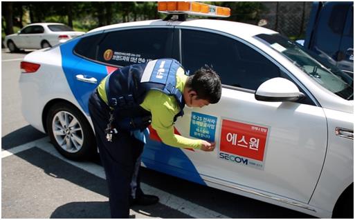 에스원 관계자가 출동차량에 6ㆍ25전사자 유해발굴사업 안내문을 부착하고 있다. 에스원 제공