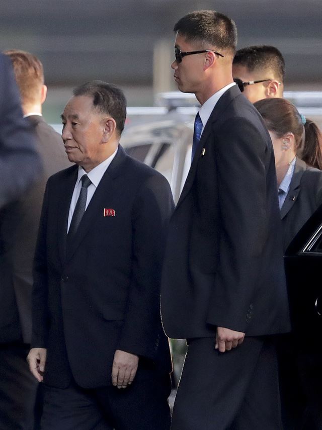 김영철 북한 노동당 부위원장 겸 통일전선부장이 30일(현지시간) 마이크 폼페이오 미국 국무장관과 만찬을 갖기 위해 뉴욕의 한 건물 앞에 도착하고 있다. AP 연합뉴스