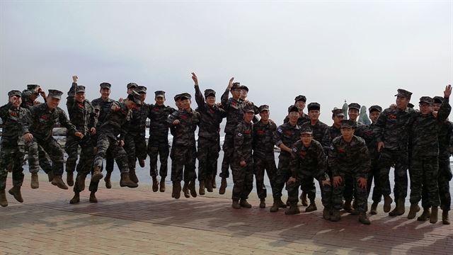 경북 포항시가 마련한 해병대 전역예정자 투어에 참여한 장병들이 해맞이 명소인 호미곶에서 기념촬영을 갖고 있다. 포항시 제공