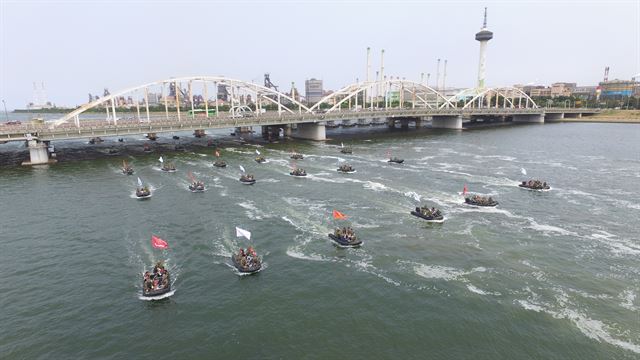 지난해 6월 포항시가 형산강 일대에서 개최한 포항 해병대문화축제에서 해병대원들이 상륙작전을 시연하고 있다. 포항시 제공