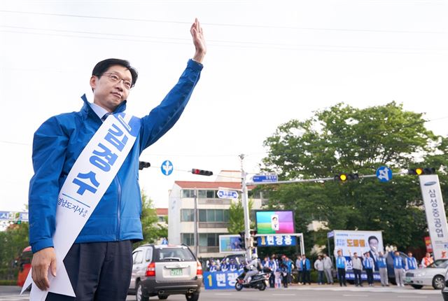 6ㆍ13 지방선거 공식 선거운동이 시작된 31일 오전 경남 거제시 삼성중공업 앞 장평오거리에서 더불어민주당 김경수 경남도지사 후보가 인사하며 지지를 호소하고 있다. 연합뉴스