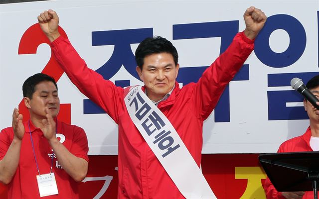 자유한국당 김태호 경남도지사 후보가 31일 경남 진주시 대안동 광미사거리에서 열린 첫 유세에서 두 주먹과 팔을 번쩍 든 채 승리를 다짐하고 있다. 연합뉴스