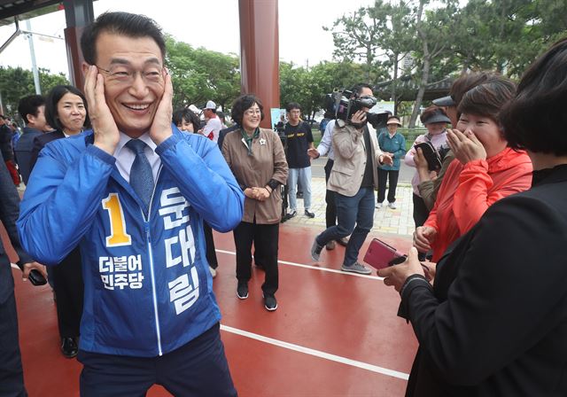 6·13 지방선거 공식 선거운동 첫날인 31일 오전 더불어민주당 문대림 제주도지사 후보가 제주 서귀포시 대정읍 하모체육공원에서 열린 출정식에서 지지자들의 힘찬 응원에 부끄러운 듯 얼굴을 손으로 감싸고 있다. 연합뉴스