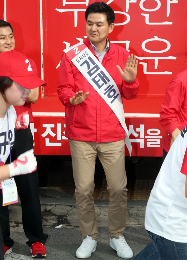 자유한국당 김태호 경남지사 후보가 31일 경남 진주시 대안동 광미사거리에서 열린 첫 유세에서 선거 로고송에 맞춰 춤을 추고 있다. 연합뉴스