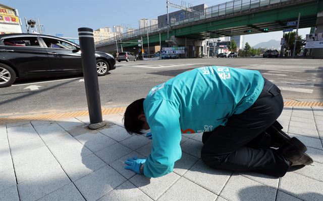 6·13 지방선거 공식 선거운동이 시작된 31일 강원 춘천시 온의동 사거리에 한 후보가 지지를 호소하며 큰절을 하고 있다. 연합뉴스