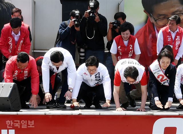 6.13 지방선거 공식선거운동 첫날인 31일 서울역 광장에서 열린 김문수 자유한국당 서울시장 후보 출정식에서 김 후보(가운데)와 구청장 후보들이 큰절로 인사하고 있다. 고영권 기자 youngkoh@hankookilbo.com