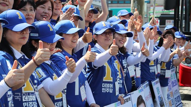 선거운동원들이 박원순 후보가 도착해 유세하는 동안 기호1번을 상징하는 포즈를 하고 있다. 오대근 기자