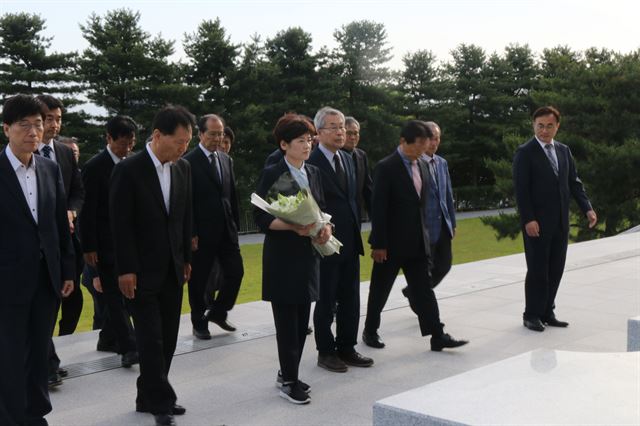 강은희 대구시교육감 후보가 31일 오전 대구 남구 앞산충혼탑에 참배를 하고 있다. 강은희 후보 선거캠프 제공