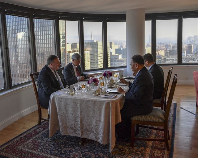 폼페이오 미 국무장관과 김영철 북한 노동당 부위원장 만찬 사진. 미 국무부 제공