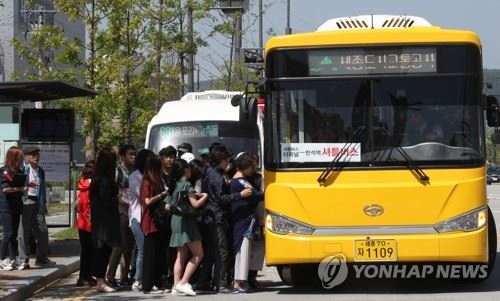 세종도시교통공사 노동조합이 지난 23일 오전부터 파업에 돌입하면서 세종시 버스 운행에 차질이 빚어지고 있는 가운데 시민들이 비상대책 차원에서 마련된 전세버스에 탑승하고 있다. 연합뉴스.