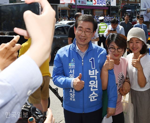 박원순 더불어민주당 서울시장 후보가 31일 서울 중랑구 면목역 광장에서 열린 더불어민주당 류경기 중랑구청장 후보 출정식에 참석하며 환호하는 지지자들에게 인사하고 있다. 오대근 기자