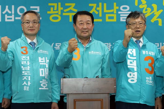 6·13지방선거 공식 선거운동 첫날인 31일 바른미래당 박매호 전남지사 후보(왼쪽부터), 박주선 공동대표, 전덕영 광주시장 후보 등이 광주 서구 치평동 광주시의회 브리핑룸에서 합동 기자회견을 하고 있다. 연합뉴스